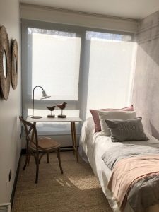 dormitorio piloto, roller con gasa rustica